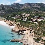 Yellow House, 130m To Southsardiniaholidays Ferienhaus