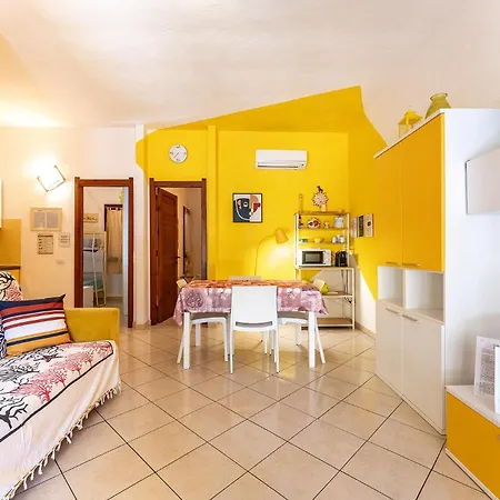Ferienhaus Yellow House, 130m To Southsardiniaholidays *