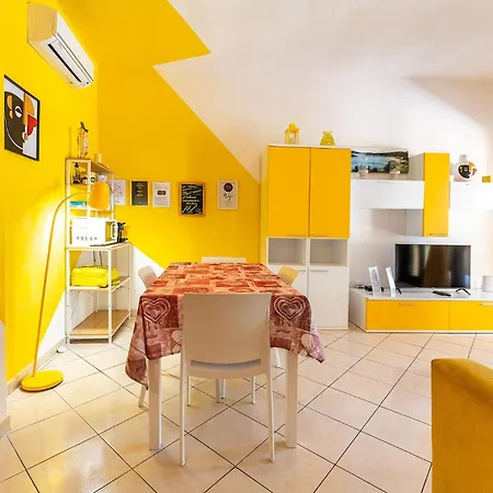 Yellow House, 130m To Southsardiniaholidays Ferienhaus