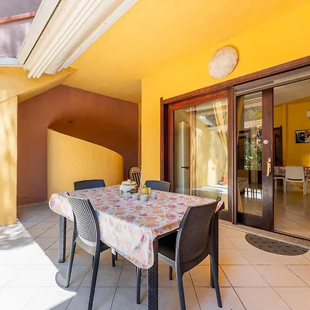 Ferienhaus Yellow House, 130m To Southsardiniaholidays *