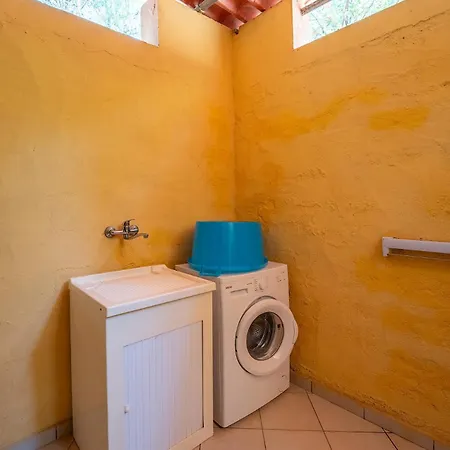 Ferienhaus Yellow House, 130m To Southsardiniaholidays
