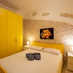 Yellow House, 130m To Southsardiniaholidays بيت للعطل